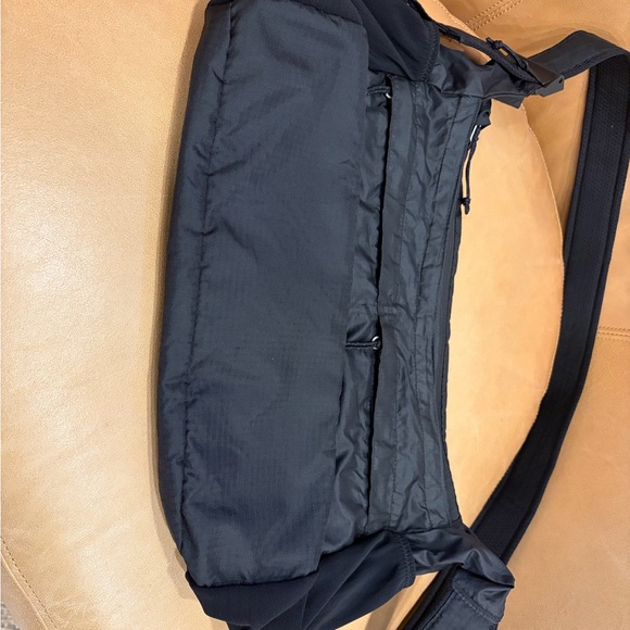 Patagonia Lightweight Travel Courier Bag - Picture 3 of 8